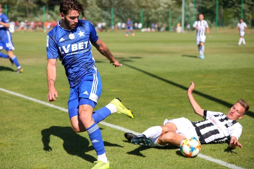 Jean Carlos Silva z Wisły Kraków podczas sparingu z Sandecją...