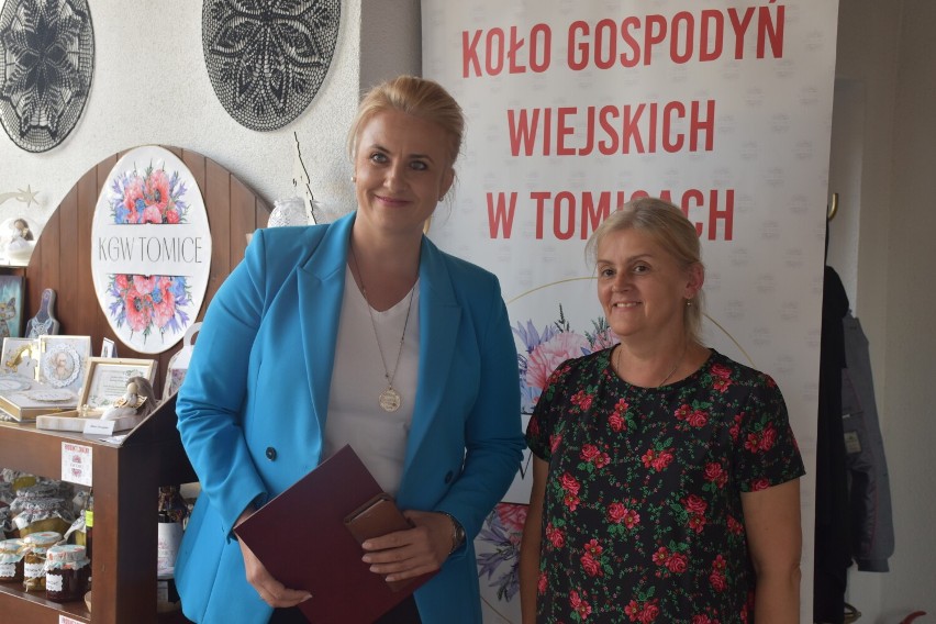 Minister zdrowia Katarzyna Sójka i przewodnicząca KGW Tomica...