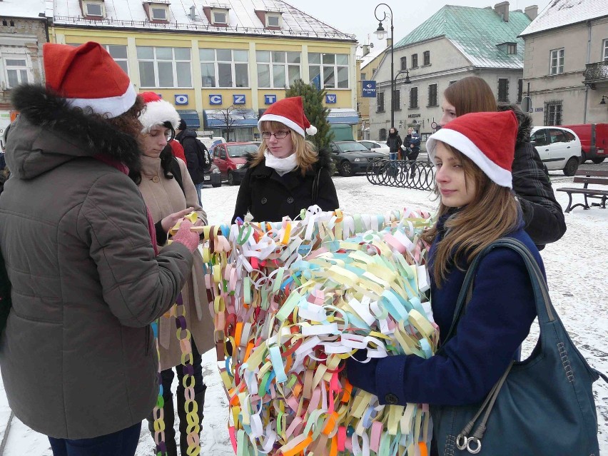 Chwila zastanowienia przed strojeniem dużej choinki