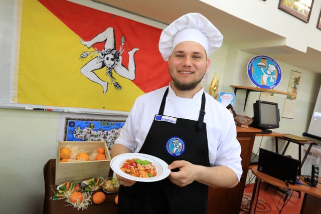 Prezydent Michał Zaleski spotkał się z Jakubem Kuczkowskim, uczniem Zespołu Szkół Gastronomiczno-Hotelarskich w Toruniu, wyróżnionym w Konkursie Kulinarnym La Cucina Italiana „La pasta italiana nel mondo - Makaron włoski na świecie”, organizowanym w Zespole Szkół Gastronomiczno-Hotelarskich w Gdańsku. W rywalizacji wzięli udział uczniowie polskich szkół gastronomicznych oraz rodowici Włosi z Palermo.

Zobacz także: Solidarni z Rodzicami Osób Niepełnosprawnych pod pomnikiem Kopernika w Toruniu [ZDJĘCIA]

Podczas konkursowych zmagań uczeń toruńskiej szkoły przygotował orecchiette amatriciana e pecorino – danie, które nauczył się przyrządzać w trakcie stażu zawodowego w ramach realizowanego przez szkołę programu Erasmus+ na Sycylii.

W Zespole Szkół Gastronomiczno-Hotelarskich rośnie mistrz włoskiej kuchni [ZDJĘCIA]