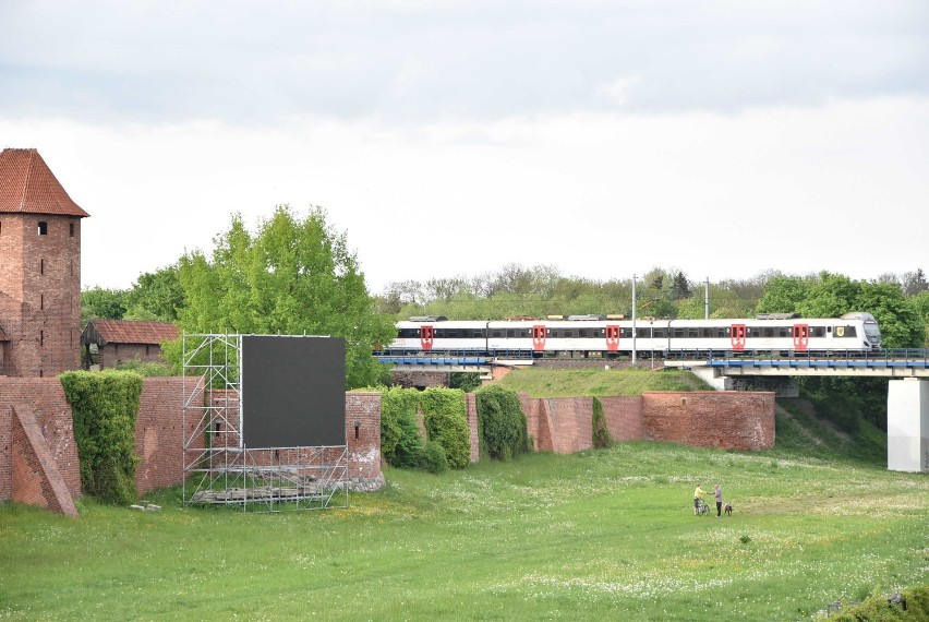 Malbork. Miejski telebim niszczeje przy zamku. Czy można go, tak jak i widownię, sensownie wykorzystać?