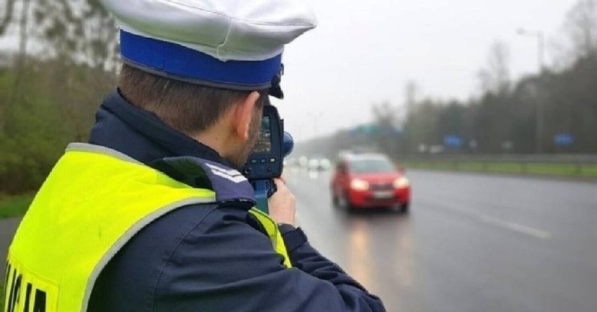 Policjanci zatrzymali prawo jazdy kierowcy audi, który w al....