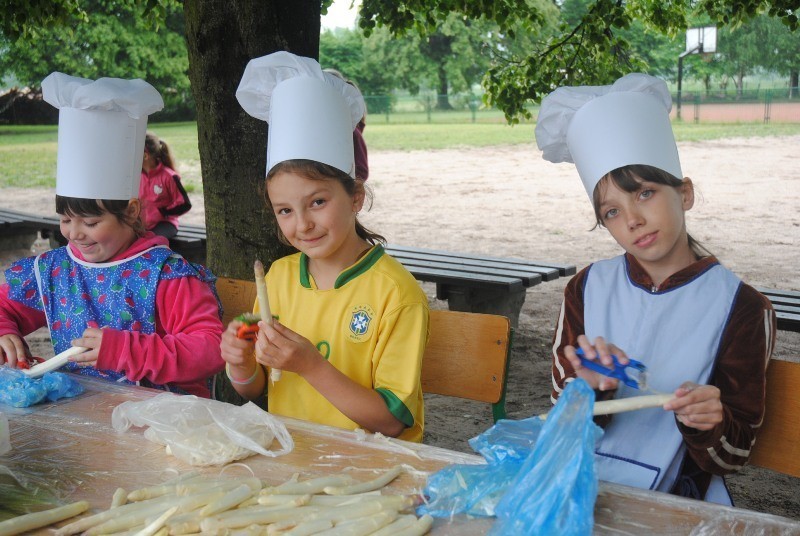 Bieżyń: podczas szkolnego festynu gotowali zupę szparagową