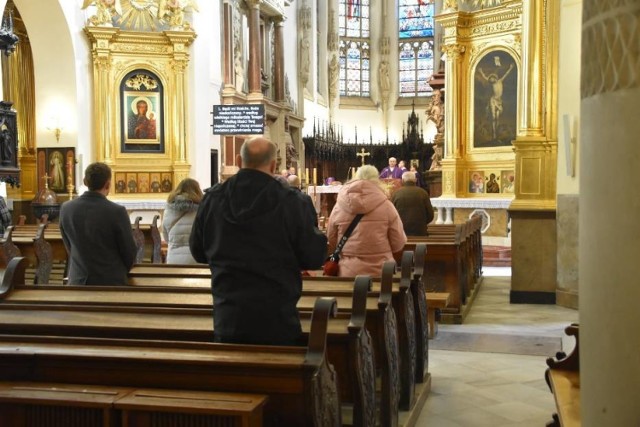 W niedzielnej mszy św. należy uczestniczyć już bezpośrednio - w kościele, a nie za pośrednictwem mediów