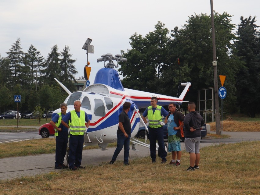 Słynny świdnicki helikopter w poniedziałek wrócił na rondo przy al. Lotników Polskich. Zobacz zdjęcia 