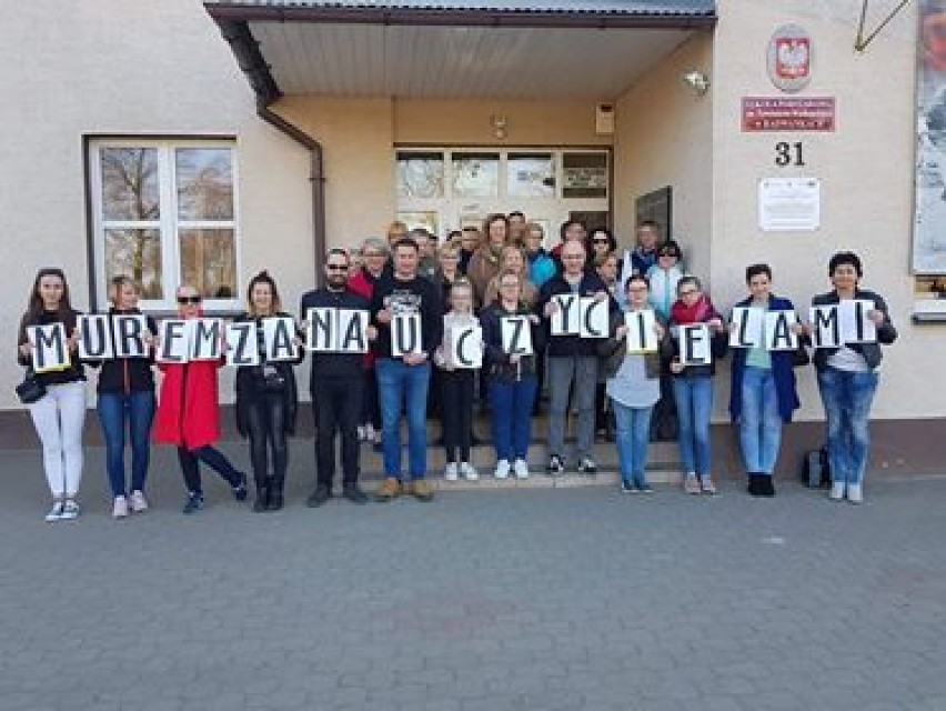 Szkoła Podstawowa w Radwankach: Rodzice zorganizowali wiec poparcia dla strajkujących nauczycieli