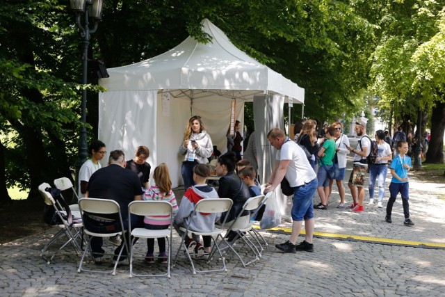 Główna część Pikniku Naukowego w Rzeszowie to plenerowe „miasteczko nauki”, które powstało dziś w pobliżu Zamku. Spotykają się tu pasjonaci nauki i techniki, by poznawać tajemnice świata, osiągnięcia ludzkiego umysłu, by dowiedzieć się o co chodzi w fizyce jądrowej, dlaczego samolot lata i jak funkcjonuje nasz organizm.

Program imprez: Piknik Nauki Eksploracje w Rzeszowie. Trzy dni eksperymentowania z wiedzą i nauką