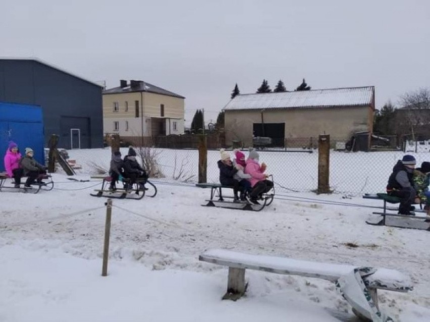 Zimowa wizyta uczniów staszowskiej "dwójki" w stadninie koni. Był kulig i ognisko (ZDJĘCIA)