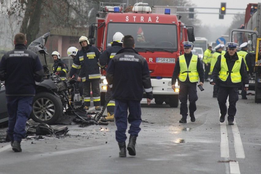 Trzy osoby ranne po zderzeniu dziesięciu aut w gminie Krzykosy. Droga jest już przejezdna.