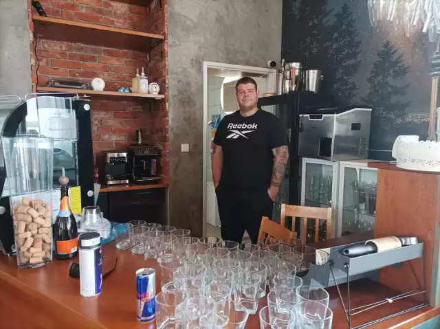 Trwają ostatnie przygotowania do otwarcia kawiarni nad Jeziorem Sępoleńskim. Serb Filip Marinkovic nie chce zdradzić i pokazać wszystkiego, lecz zachęca mieszkańców do skosztowania kuchni z jego ojczyzny. My widzieliśmy więcej niż możemy pokazać i wiemy jedno - to miejsce z pomysłem!