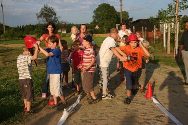 Najmłodsi mieszkańcy Masłowic Trzebiatowskich podczas festynowej zabawy
