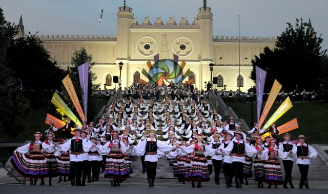 Dla obchodzącego 65-lecie istnienia Zespołu Pieśni i Tańca "Lublin" im. Wandy Kaniorowej nawet aura okazała się przychylna. W piątek wieczorem - gwałtowna burza, w niedzielę rano - deszcz, a w sobotę, dniu wielkiego plenerowego koncertu "Lublin - Lublinowi", na jubilatów spadł jedynie "deszcz" odznaczeń, dyplomów, nagród i listów gratulacyjnych.

Jubileuszowy koncert Kaniorowców. Zatańczyli dla Lublina (ZDJĘCIA)