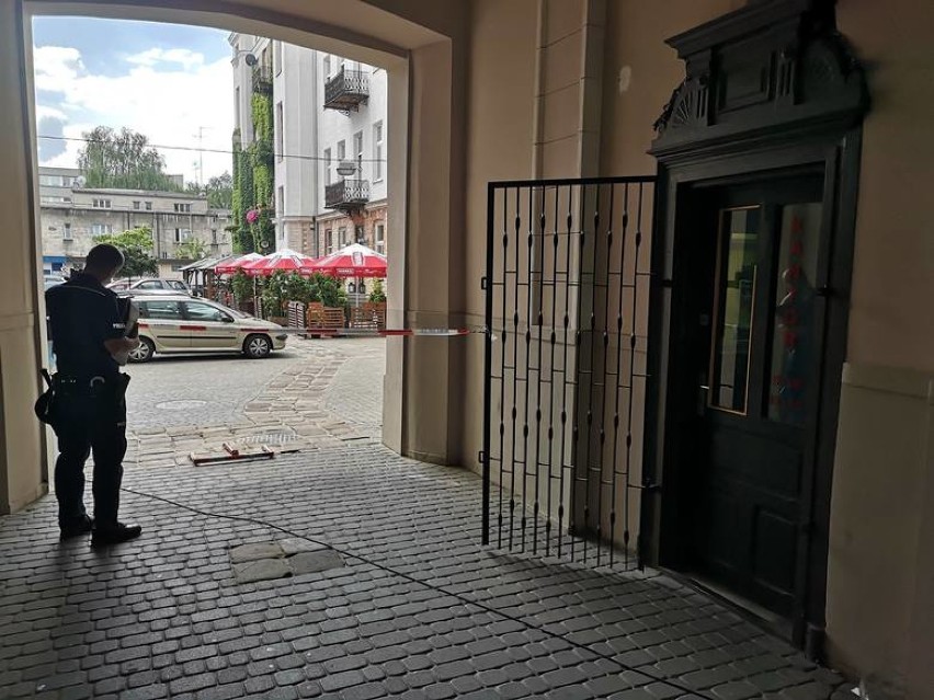 Napad na kantor w Częstochowie. Policja poszukuje niebieskiego bmw! [NAGRANIE Z MONITORINGU]