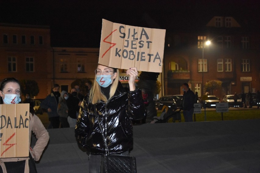 Protest Kobiet w Nowym Tomyślu. Tłumy na ulicach miasta. Zobaczcie zdjęcia!