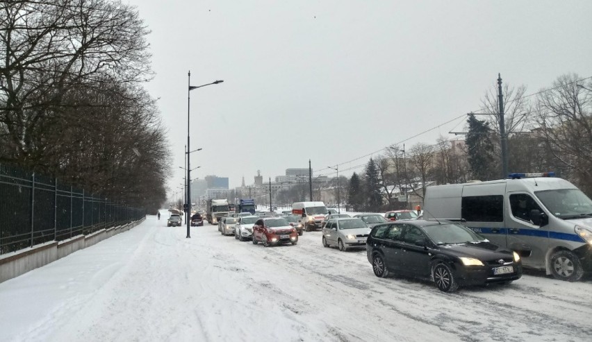 Pogoda w Łodzi. Siarczysty mróz, śnieg i korki w mieście. Jeździ się fatalnie ZDJĘCIA 