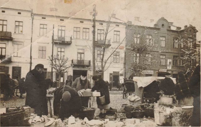 Zdjęcie przedstawiające epizod z życia w centrum Radomska. Rok 1936. Dziś to Pl.3 Maja