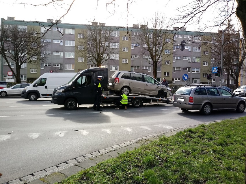 Dwa samochody zderzyły się dziś (11 marca) tuż przed...