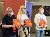 Nowe AED w Nowej Soli. - Trzeba przełamać strach. Defibrylator nie zadziała, jeśli nie będzie potrzebny -  wyjaśnia ratownik Adam Waligóra