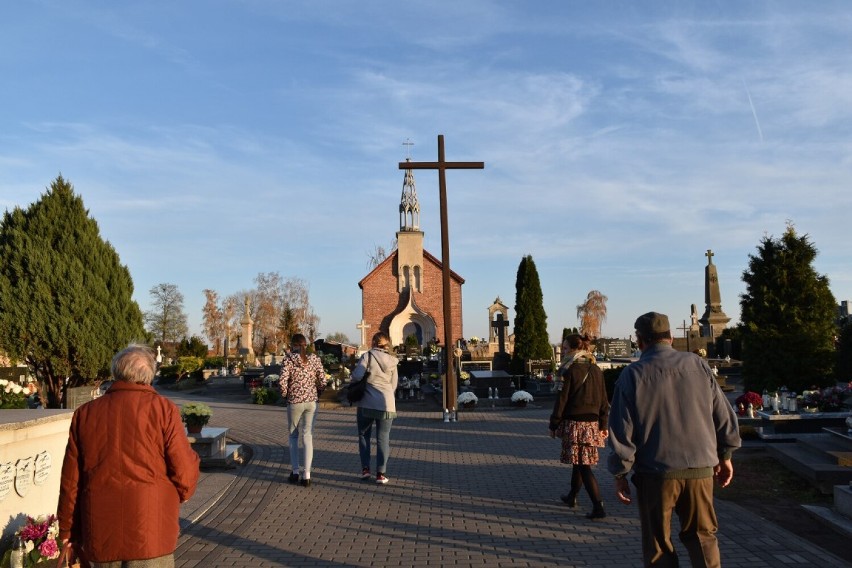 Wszystkich Świętych 2021. Cmentarz w Stawiszynie w niedzielę odwiedziło wiele osób