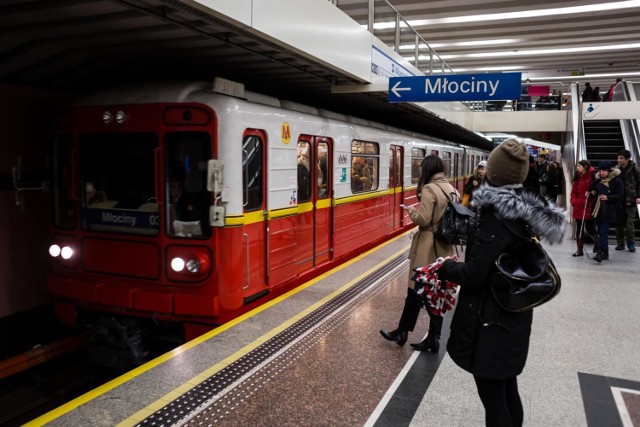 Niebezpieczne listwy w warszawskim metrze jednak znikną? Jest przełom w sprawie!