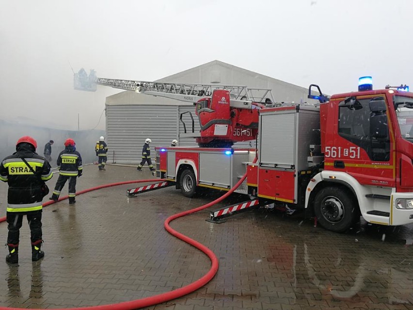 Ile wynoszą straty po wczorajszym pożarze w zakładzie mebli w Wieruszowie?[FOTO]