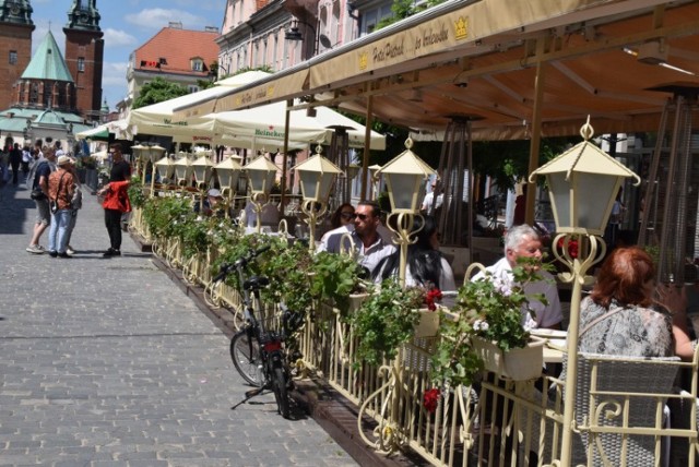 Gniezno: wypełnione ogródki gastronomiczne w centrum