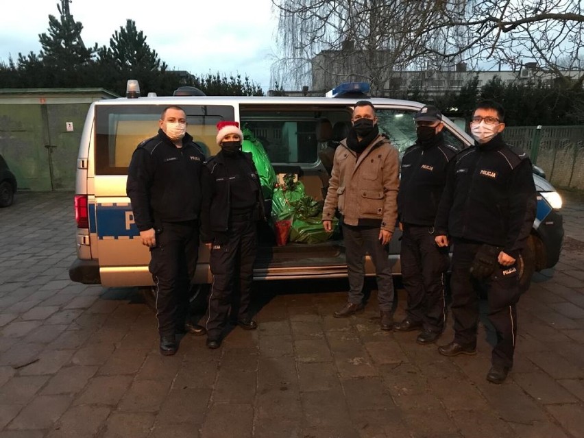 Świąteczna akcja policjantów z Uniejowa i Wartkowic. Wraz z pracownikami cywilnymi przeprowadzili zbiórkę i przygotowali prezenty ZDJĘCIA