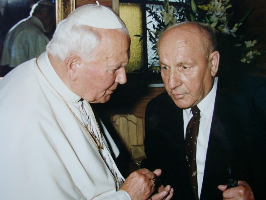 Bronisław Wojtyła opowiada o dzieciństwie spędzonym z kuzynem Karolem Wojtyłą.