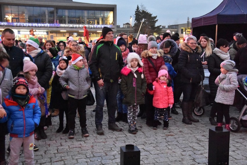 Chrzanów. Na Rynku rozbłysnęła wielka choinka [ZDJĘCIA]