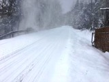 Drogi w Beskidach zasypane śniegiem. Bardzo trudne warunki do jazdy, zwłaszcza na Przełęcz Salmopolską. "Nawet w zimie tak nie było"
