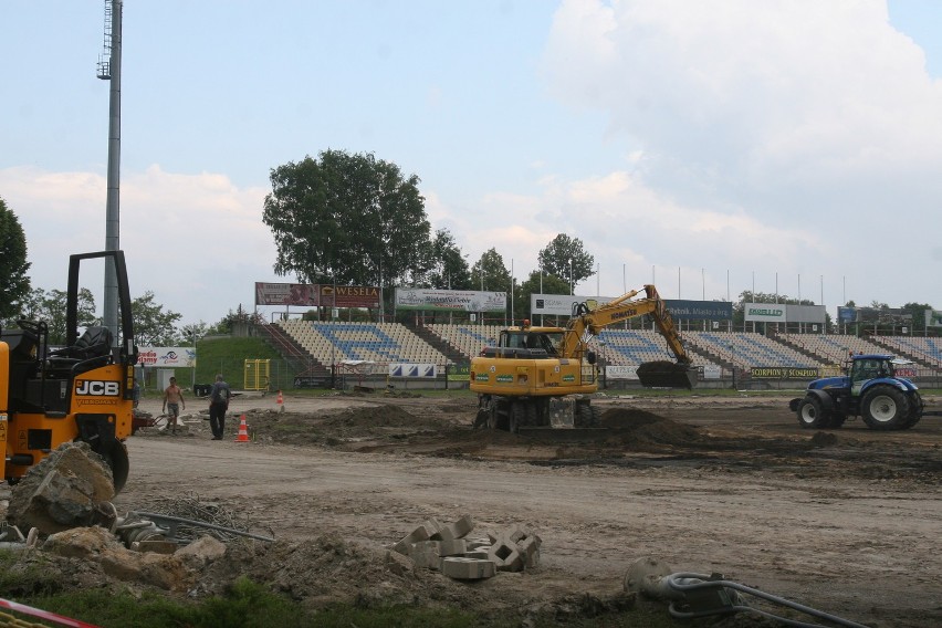 Remont stadionu w Rybniku: Murawy już nie ma, praca wre. ZDJĘCIA. Cz.1.