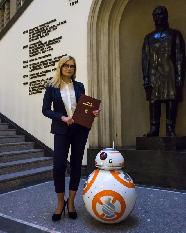 Miłośniczka „Star Wars” z AGH ze swoją pracą inżynierską (obronioną)