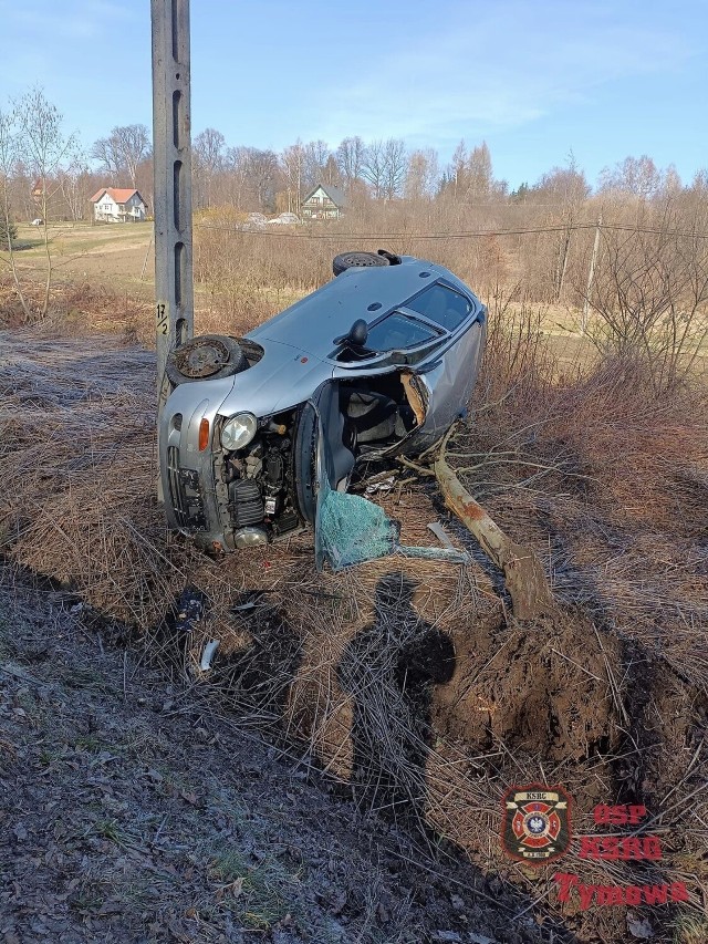 Wypadek w Tymowej na DW 966, kobieta wjechała do rowu i uderzyła w słup, 1.03.2023