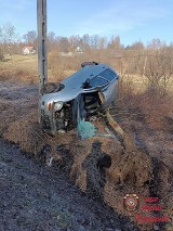 Wypadek w Tymowej na drodze wojewódzkiej nr 966, 20-latka wjechała do rowu i uderzyła w słup. Trafiła do szpitala