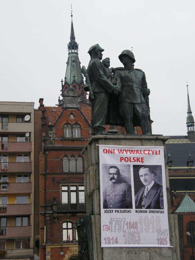 Pod napisem były jeszcze zdjecia J&oacute;zefa Piłsudskiego i Romana Dmowskiego Fot. Mariusz Witkowski