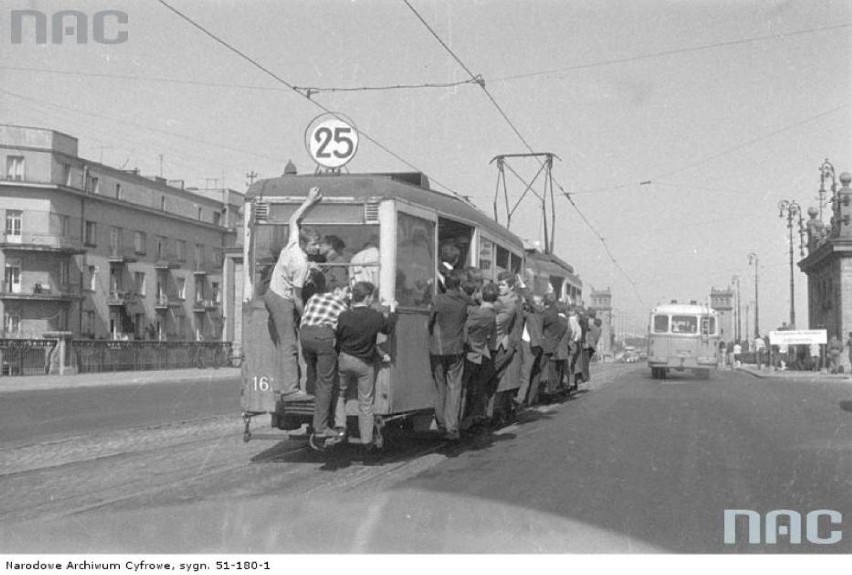 Standardową częstotliwością linii tramwajowych w Warszawie...