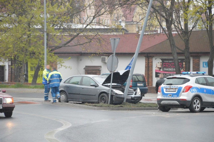 Citroen skosił latarnię przy Wałach Chrobrego [ZDJĘCIA]