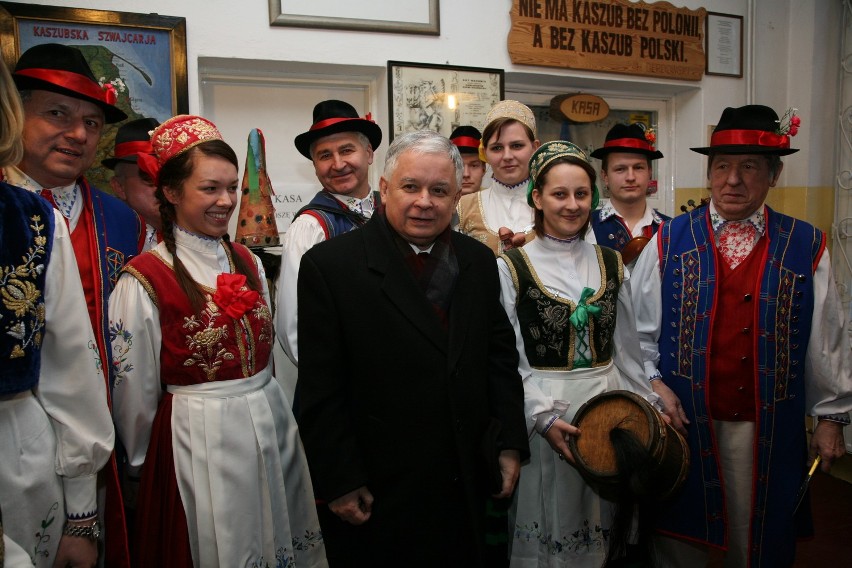 Prezydent Lech Kaczyński w muzeum wraz z ZPiT Kaszuby z...