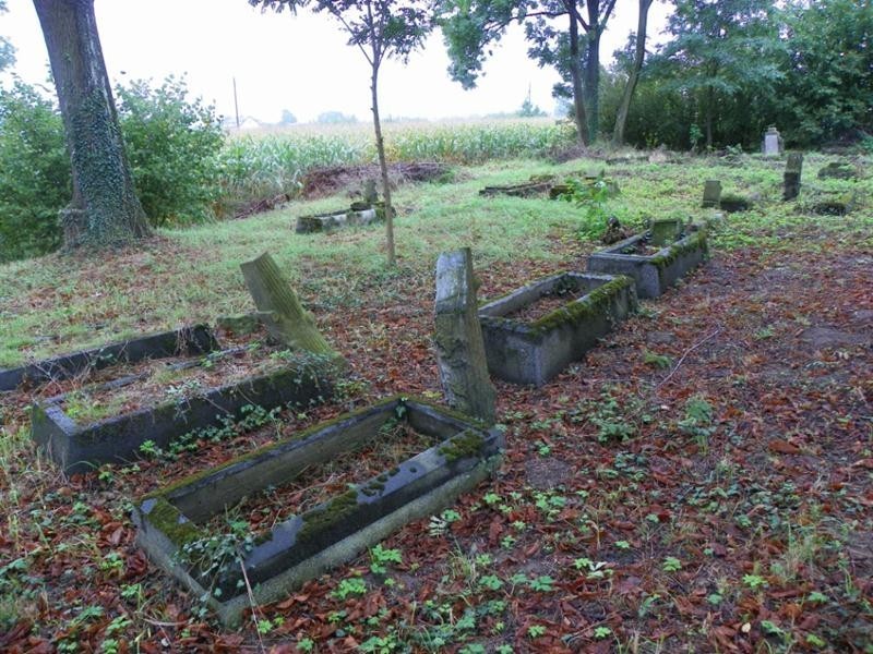 Zakłady Karny Kwidzyn: Osadzeni posprzątali cmentarz w Kaniczkach [ZDJĘCIA]
