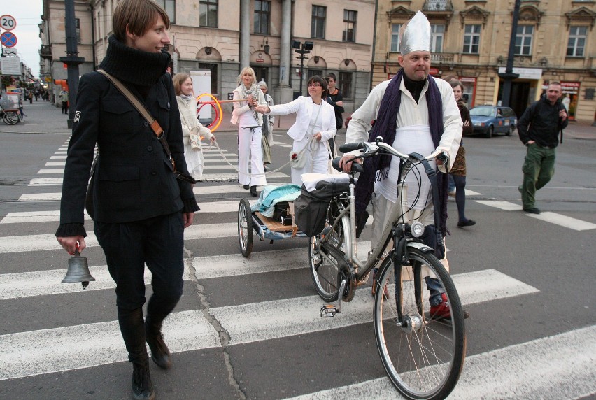 Happening człowieka-motyla związany z dzwonem Serce Łodzi.