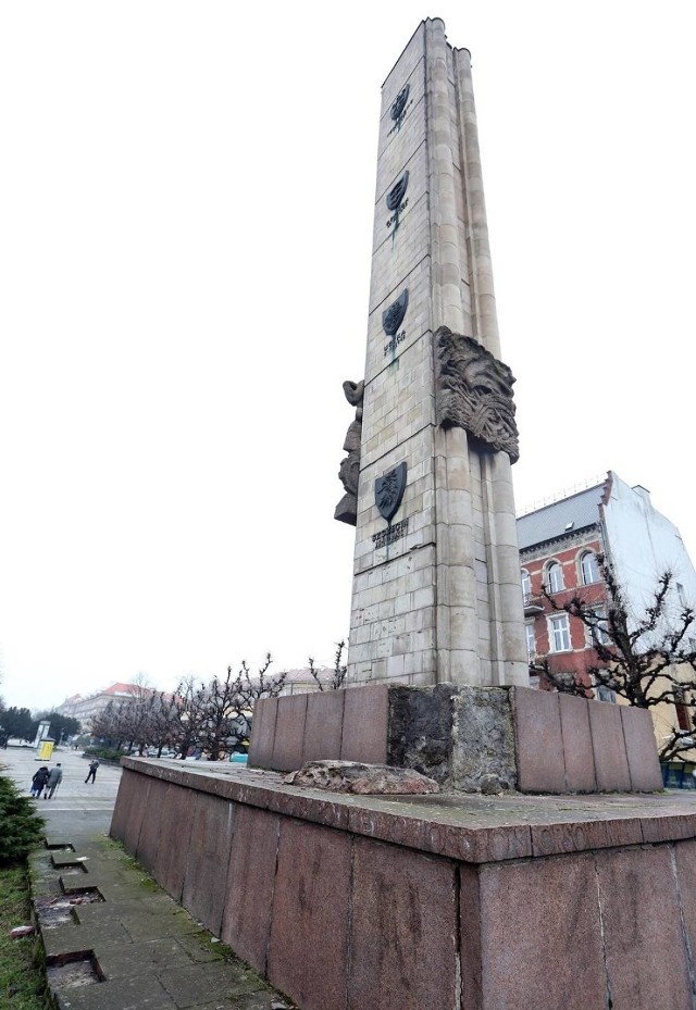 2006 r. Prof. Tadeusz Białecki zaproponował zwieńczenie obelisku orłem. Za był  wieloletni prezydent, Jan Stopyra, ale przeciwko konserwator zabytków i ówczesny wojewoda z ramienia PiS