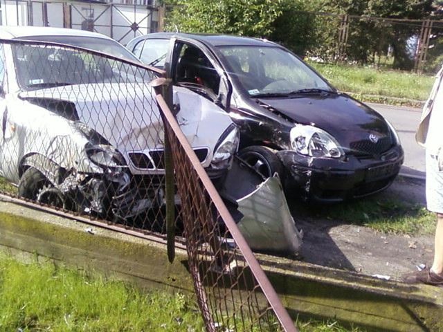 Na zdjęciu jedno z rozbitych aut - srebrny lanos i czarna toyota sprawcy. Ogrodzenie też nie wytrzymało uderzenia