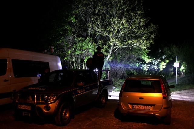 Choć obyło się bez incydentów, wielu uczestników nie uniknęło mandatów (w większości przypadków za spożywanie alkoholu). Policjanci wylegitymowali łącznie 217 osób, wystawili 62 mandaty na kwotę 9 tys. zł i skierowali jeden wniosek do sądu.Natomiast strażnicy miejscy zanotowali 55 wykroczeń, w 23 przypadkach wystawili mandaty.

Kraków: kwietniowe ognisko na Zakrzówku. Uczestnicy kryli się... w krzakach [ZDJĘCIA]