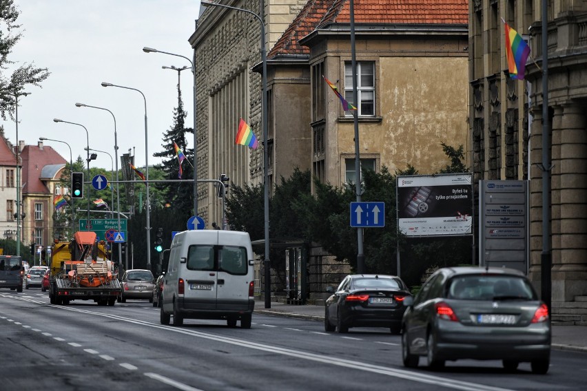 Tęczowe flagi zawisły również na ulicach w centrum Poznania