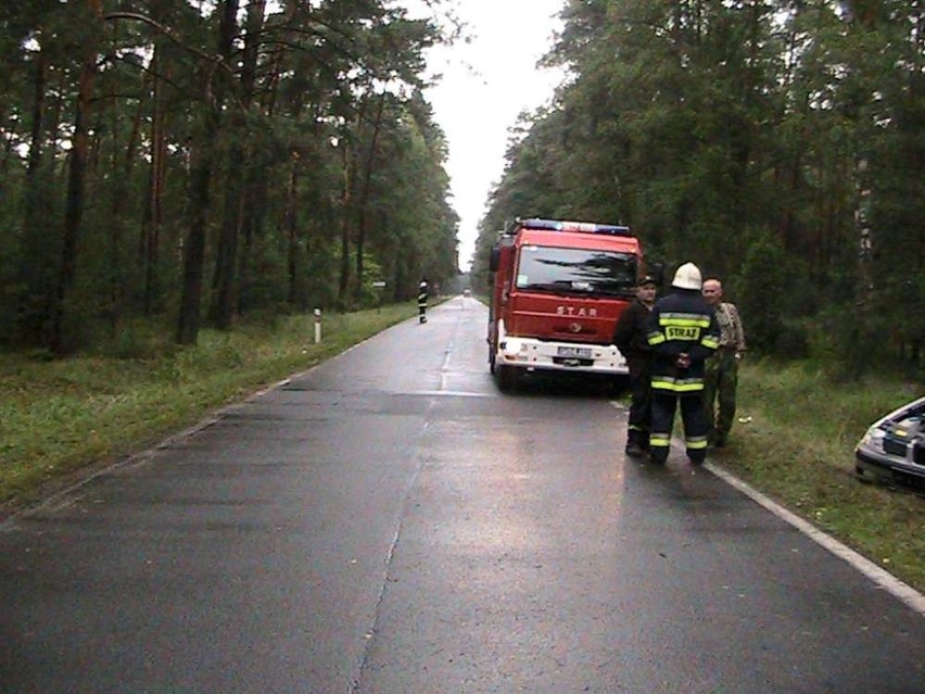 Pięć osób, w tym troje dzieci było w aucie, które dachowało za Jasionną FOTO