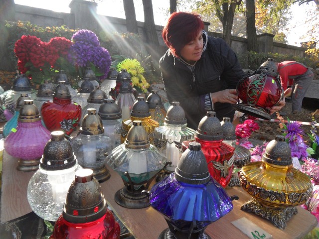 Beata Kowalska przy Mikołowskiej sprzedaje od 7 lat. W tym roku klienci stawiają na duże lampiony - mówi.