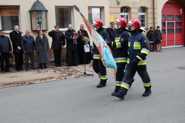 Przekazanie nowego wozu strażakom z powiatowej komendy Państwowej Straży Pożarnej w Kartuzach