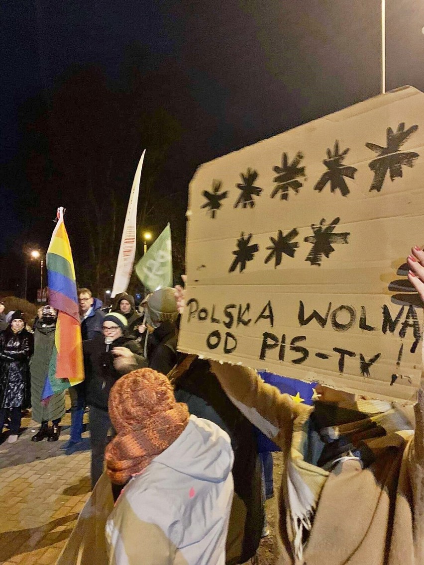 Kwidzyn. „Wolne media – wolni ludzie, wolna Polska” - protest przed kwidzyńskim biurem NSZZ „Solidarność” oraz biurem poselski PiS