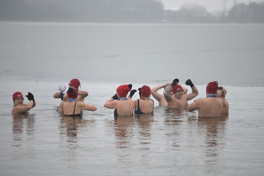 Miłośnicy morsowania chętnie kąpią się w Jeziorze Rudnickim...