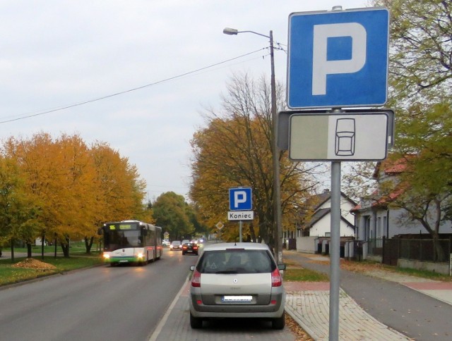 Linia nr 105 kursuje w godzinach szczytu cztery razy na godzinę, poza szczytem -  raz na godzinę